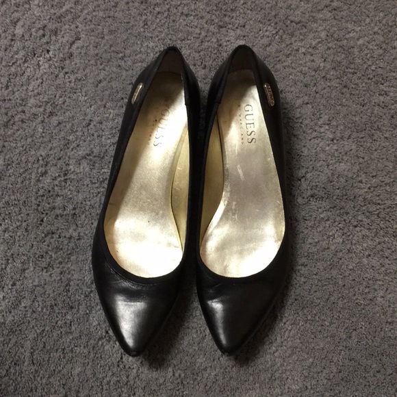 Guess Pointed Heel - Picture 2 of 3